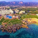 Jasmine Court Beachfront Location !