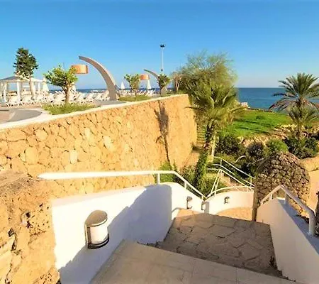Jasmine Court Beachfront Location ! 호텔 키레니아
