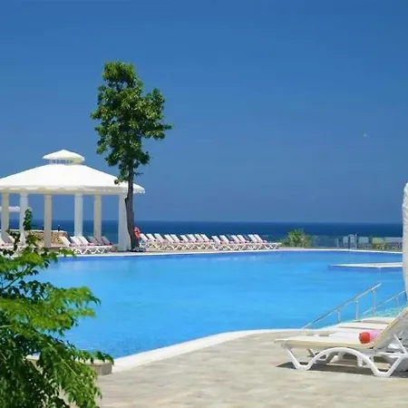 Jasmine Court Beachfront Location !
