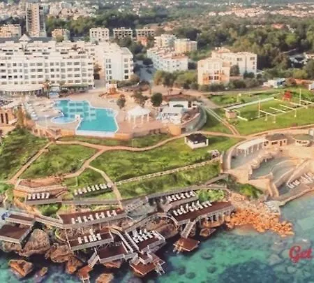 Jasmine Court Beachfront Location !
