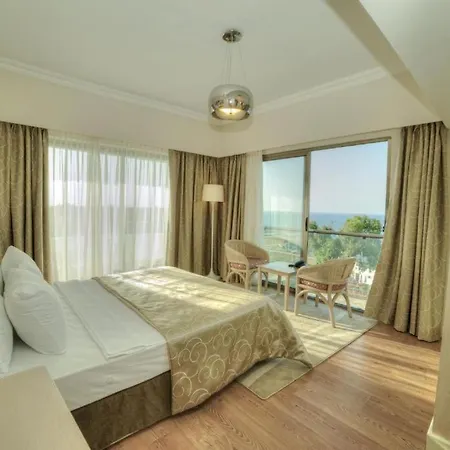 Hotel Jasmine Court Beachfront Location !