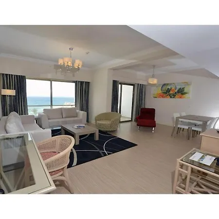 Jasmine Court Beachfront Location ! 키레니아