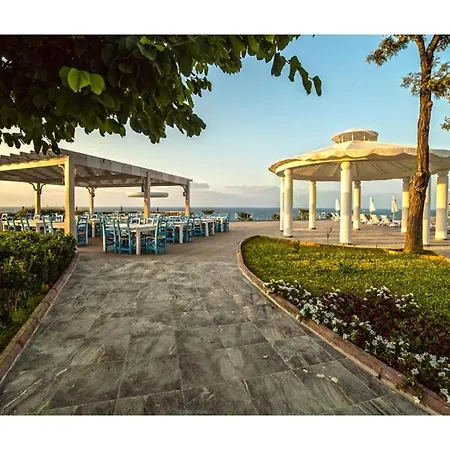 Jasmine Court Beachfront Location !