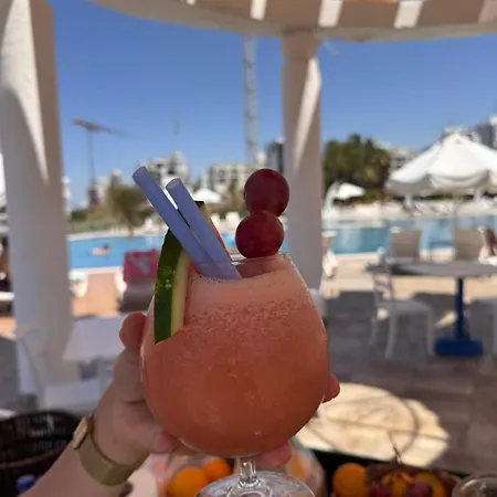 Jasmine Court Beachfront Location ! 4*