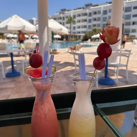 호텔 Jasmine Court Beachfront Location ! 키레니아