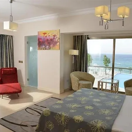 Jasmine Court Beachfront Location ! 4*