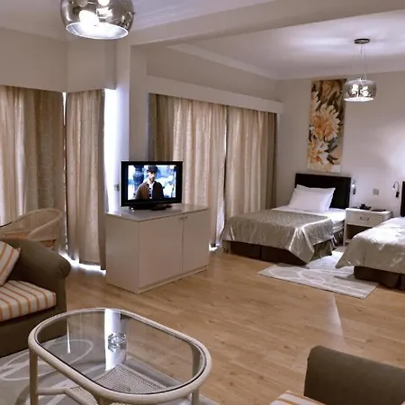 Jasmine Court Beachfront Location ! 호텔 키레니아