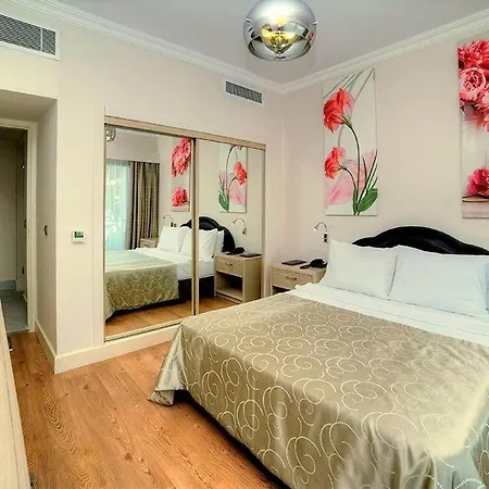 호텔 Jasmine Court Beachfront Location ! 키레니아