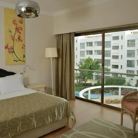 Jasmine Court Beachfront Location ! 4* 키레니아