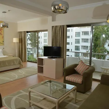 Jasmine Court Beachfront Location ! 4* 키레니아
