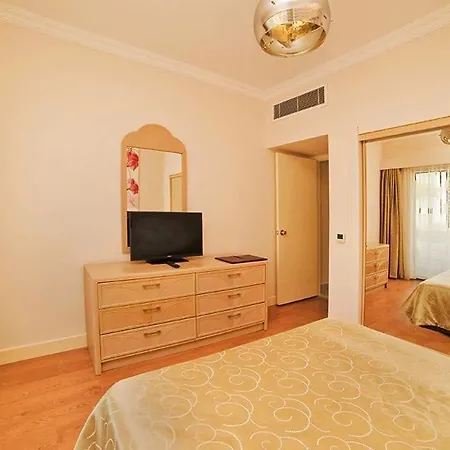 Jasmine Court Beachfront Location ! 호텔 4*