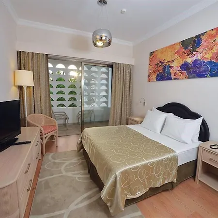 호텔 Jasmine Court Beachfront Location ! 키레니아