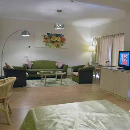 Jasmine Court Beachfront Location ! 키레니아
