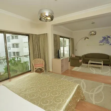 Jasmine Court Beachfront Location !