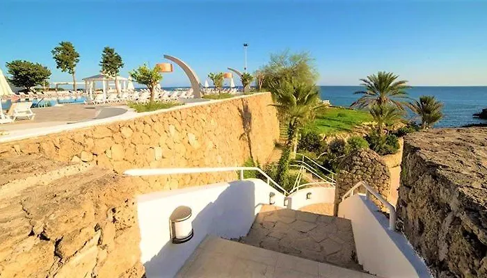 Jasmine Court Beachfront Location ! ホテル キレニア