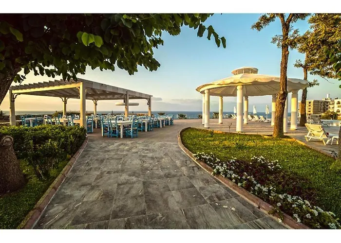 Jasmine Court Beachfront Location !