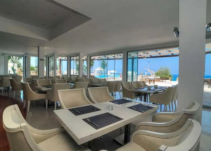 Jasmine Court Beachfront Location ! ホテル 4*