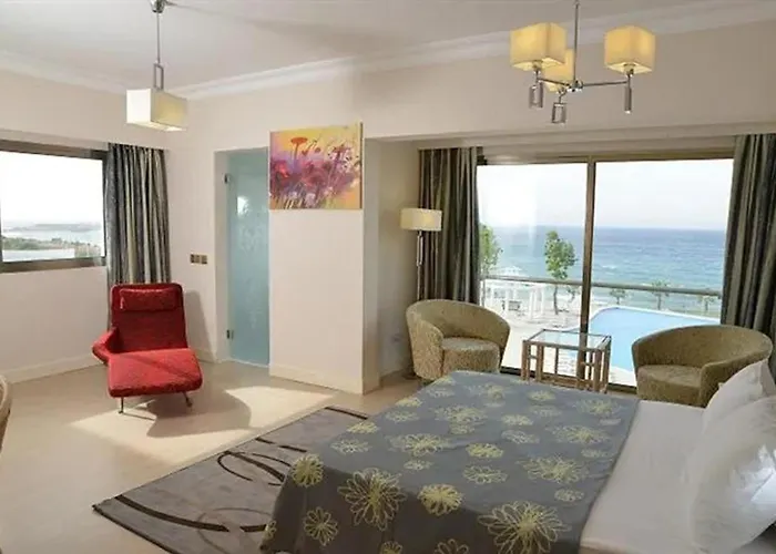 Jasmine Court Beachfront Location ! 4*