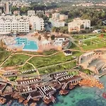 Jasmine Court Beachfront Location !