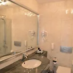 Otel Jasmine Court Beachfront Location ! 4*