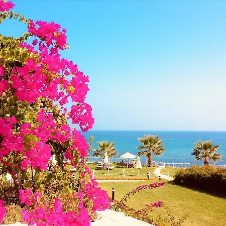 Otel Jasmine Court Beachfront Location !