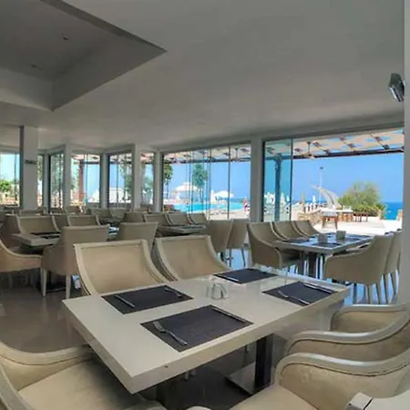 Jasmine Court Beachfront Location ! Otel 4*