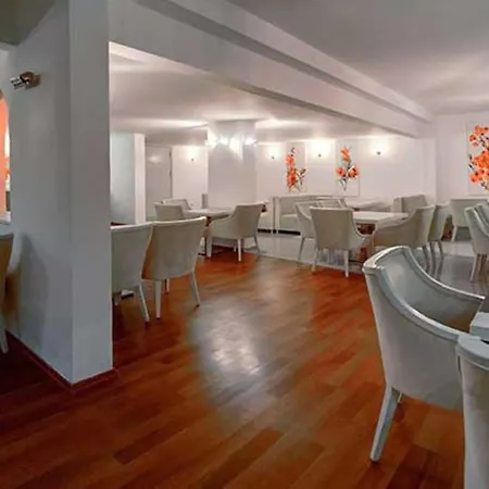 Otel Jasmine Court Beachfront Location !